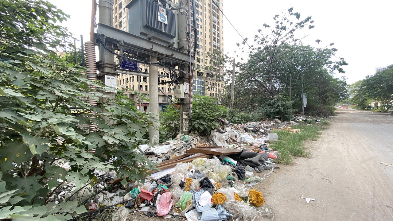 Những tuyến đường ‘chằng chịt’ ổ gà giữa Thủ đô