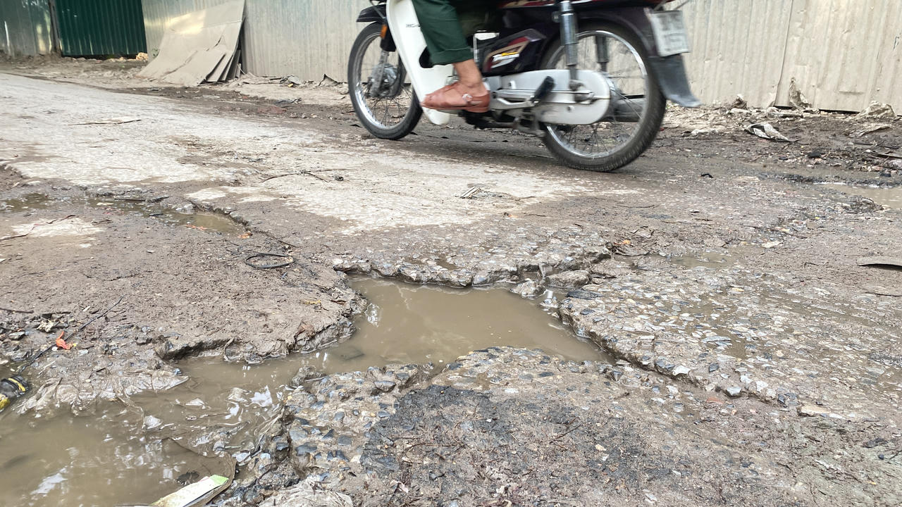 Những tuyến đường ‘chằng chịt’ ổ gà giữa Thủ đô