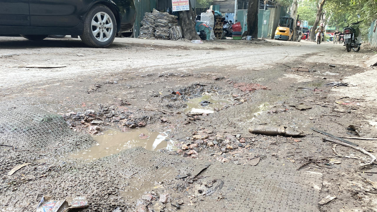 Những tuyến đường ‘chằng chịt’ ổ gà giữa Thủ đô