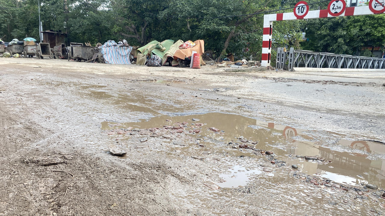 Những tuyến đường ‘chằng chịt’ ổ gà giữa Thủ đô