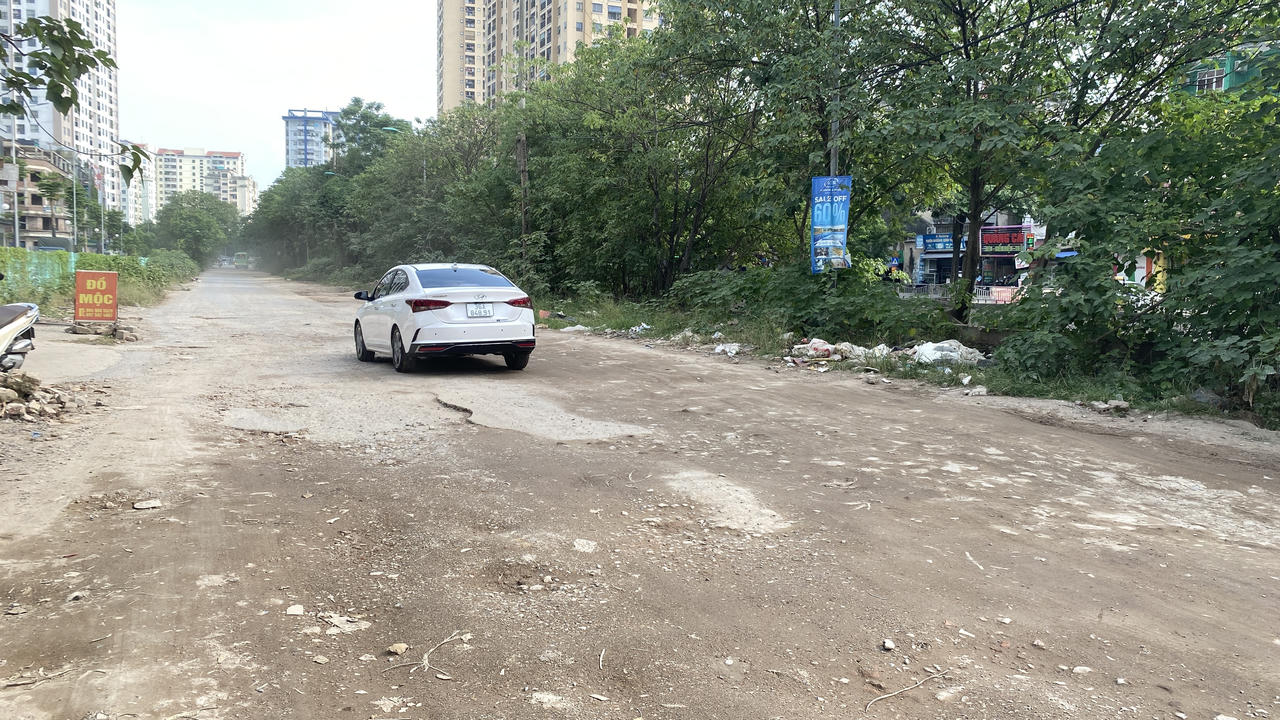 Những tuyến đường ‘chằng chịt’ ổ gà giữa Thủ đô