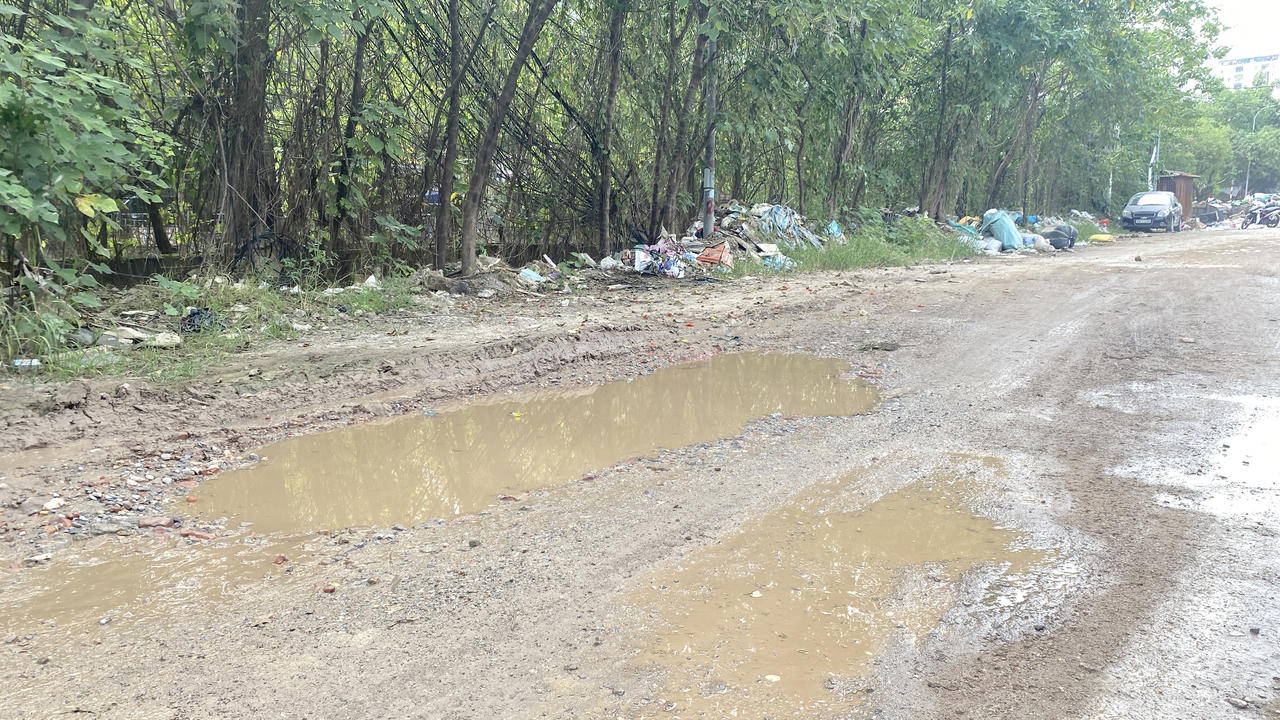 Những tuyến đường ‘chằng chịt’ ổ gà giữa Thủ đô