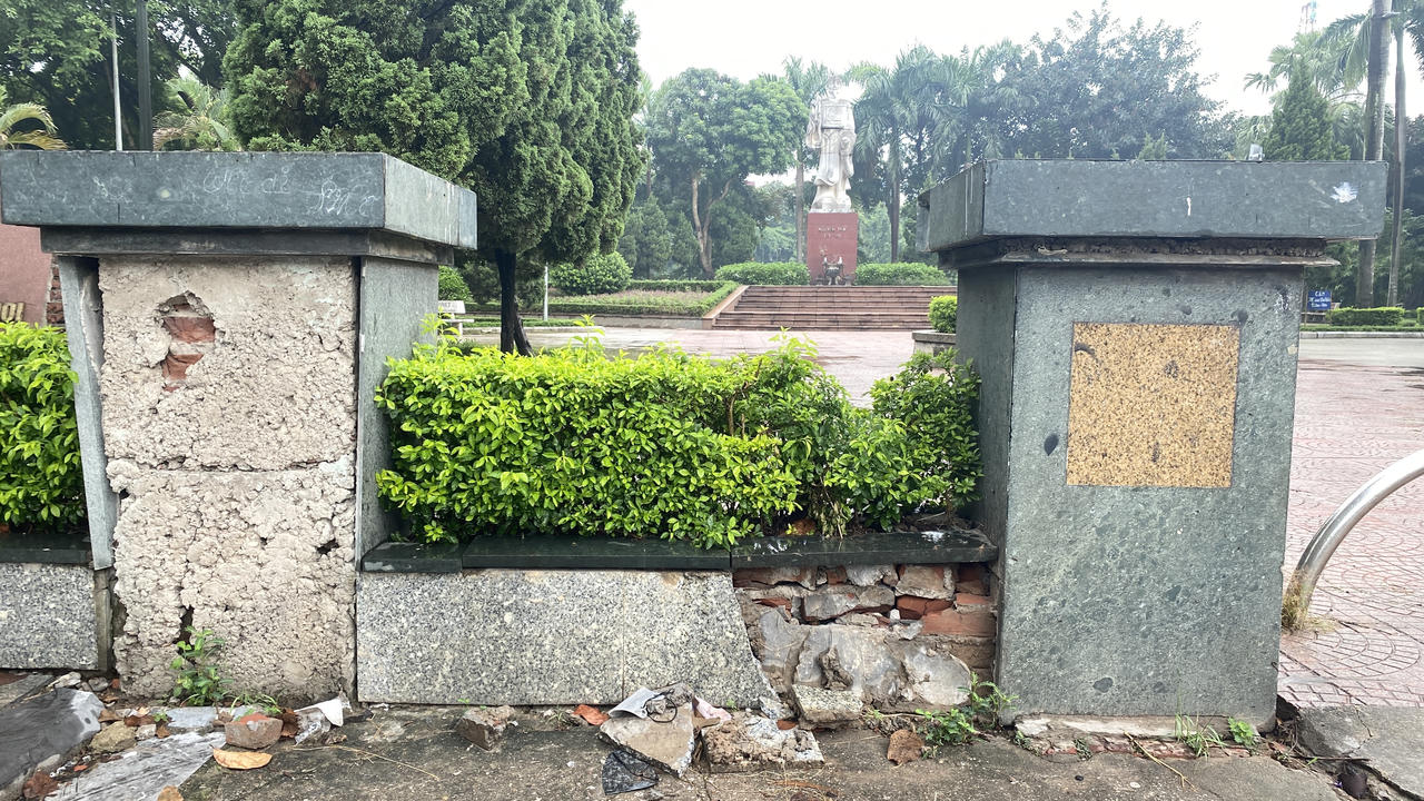 2 vườn hoa ở quận Hà Đông (Hà Nội) xuống cấp