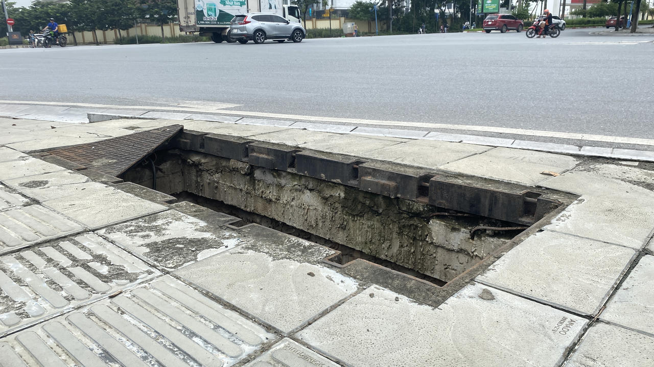 Loạt hố ga 'bẫy' người đi đường