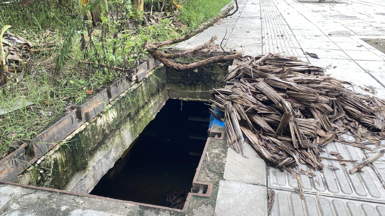 Loạt hố ga 'bẫy' người đi đường