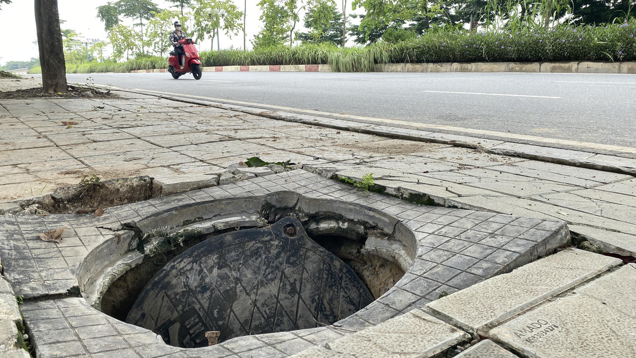 Loạt hố ga 'bẫy' người đi đường