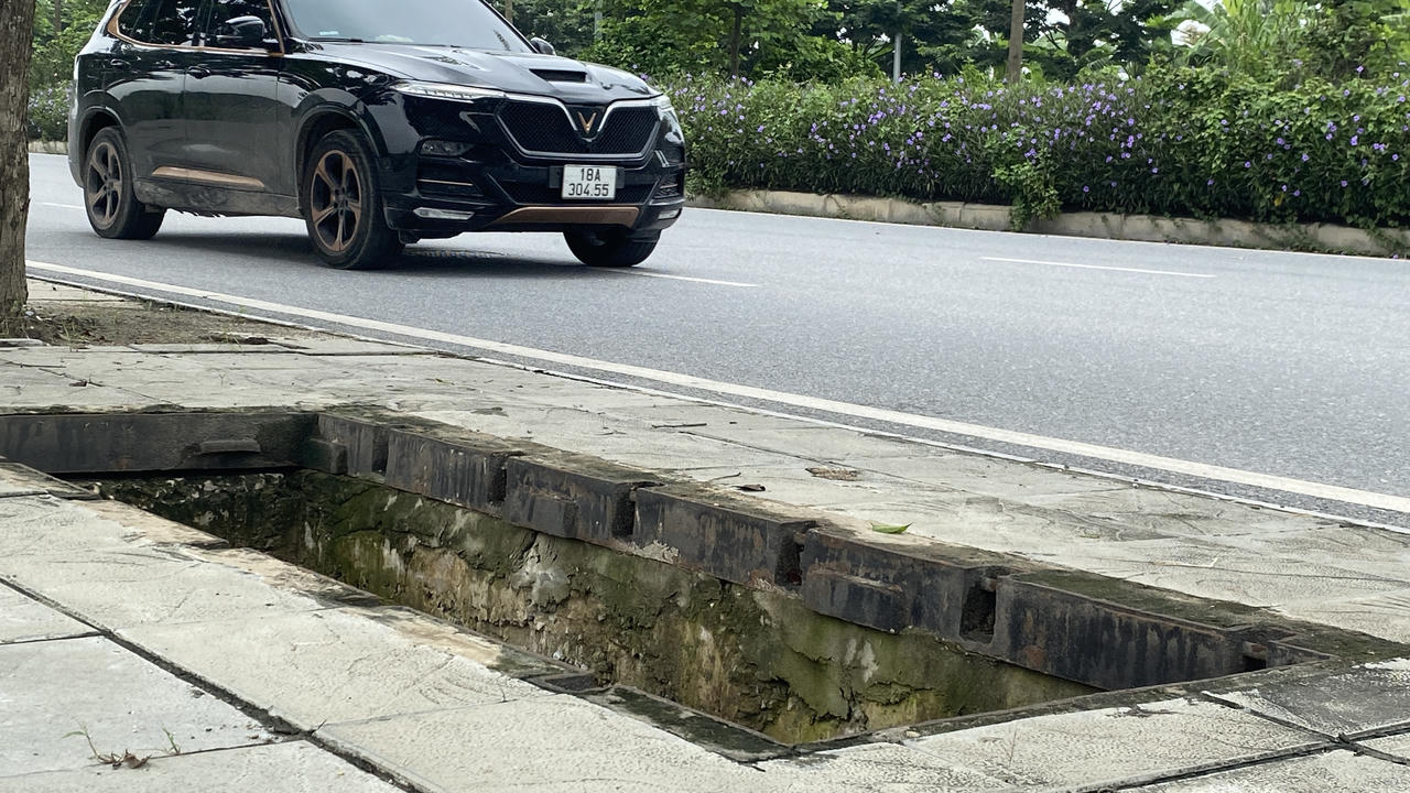 Loạt hố ga 'bẫy' người đi đường