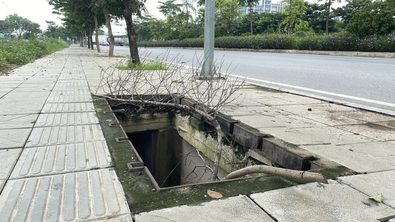 Loạt hố ga 'bẫy' người đi đường