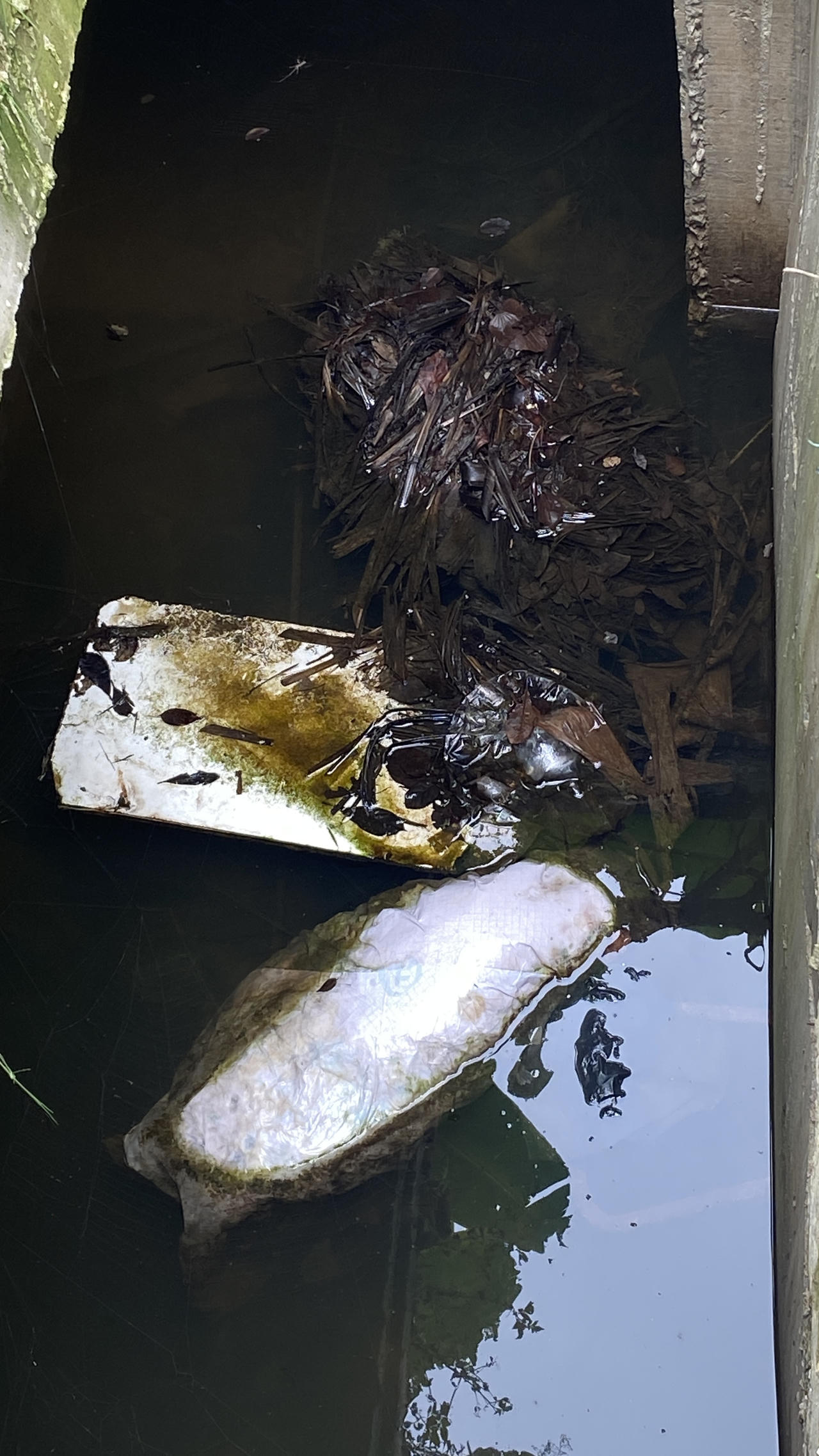 Loạt hố ga 'bẫy' người đi đường