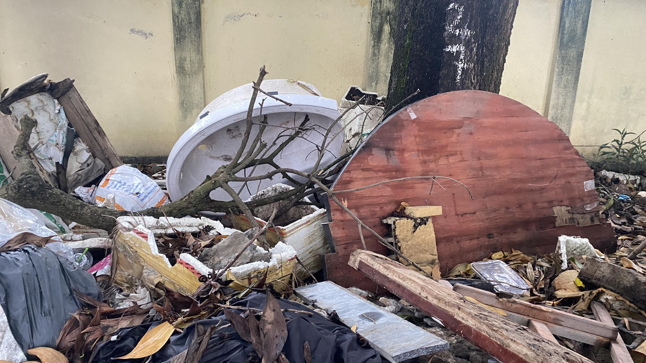 Rác thải 'ngập' vỉa hè đường Nguyễn Khuyến, quận Hà Đông (Hà Nội)