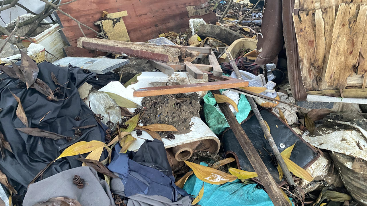 Rác thải 'ngập' vỉa hè đường Nguyễn Khuyến, quận Hà Đông (Hà Nội)