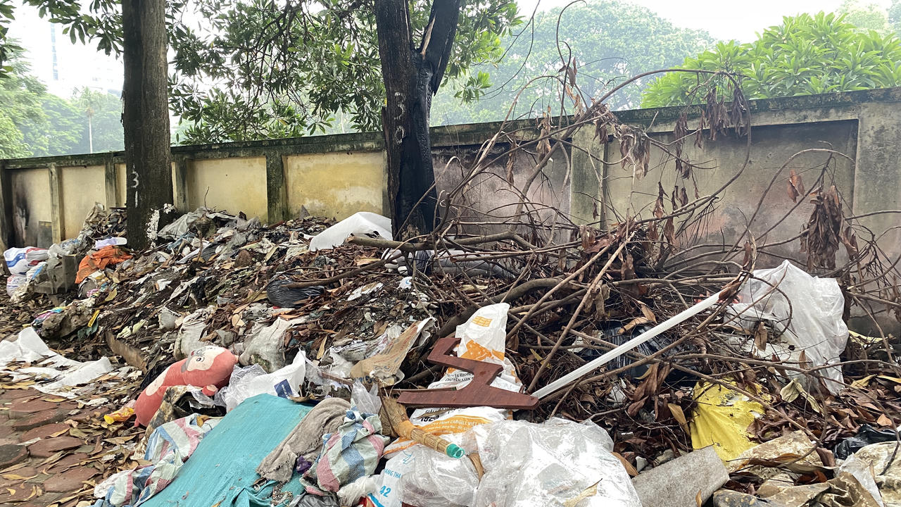 Rác thải 'ngập' vỉa hè đường Nguyễn Khuyến, quận Hà Đông (Hà Nội)