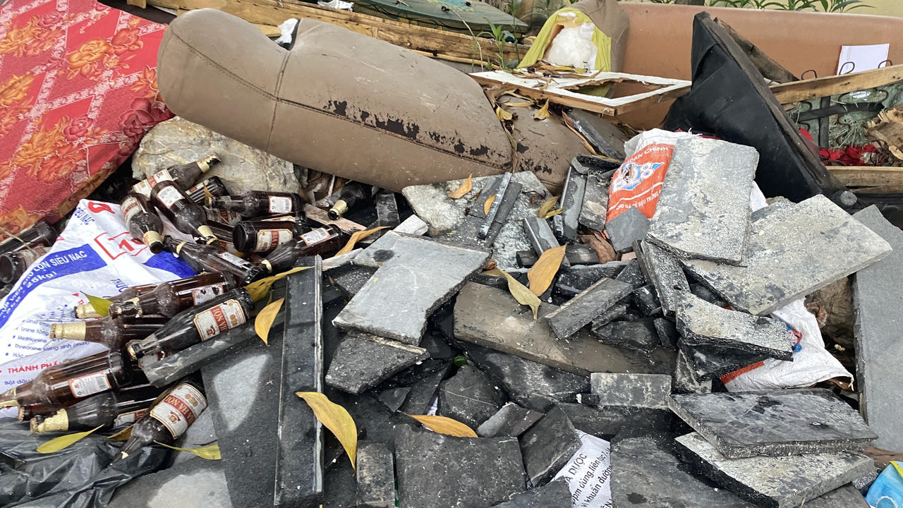 Rác thải 'ngập' vỉa hè đường Nguyễn Khuyến, quận Hà Đông (Hà Nội)