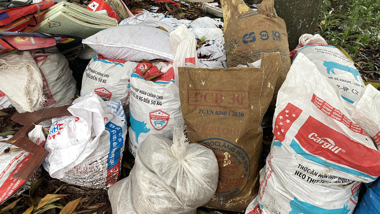 Rác thải 'ngập' vỉa hè đường Nguyễn Khuyến, quận Hà Đông (Hà Nội)