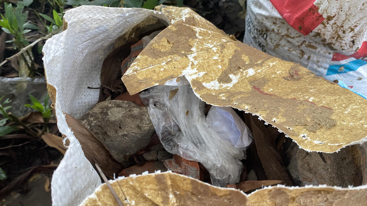 Rác thải 'ngập' vỉa hè đường Nguyễn Khuyến, quận Hà Đông (Hà Nội)