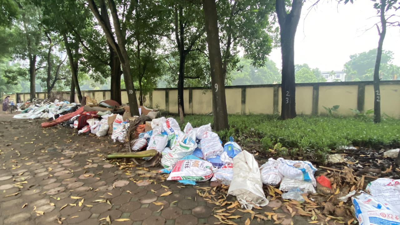 Rác thải 'ngập' vỉa hè đường Nguyễn Khuyến, quận Hà Đông (Hà Nội)