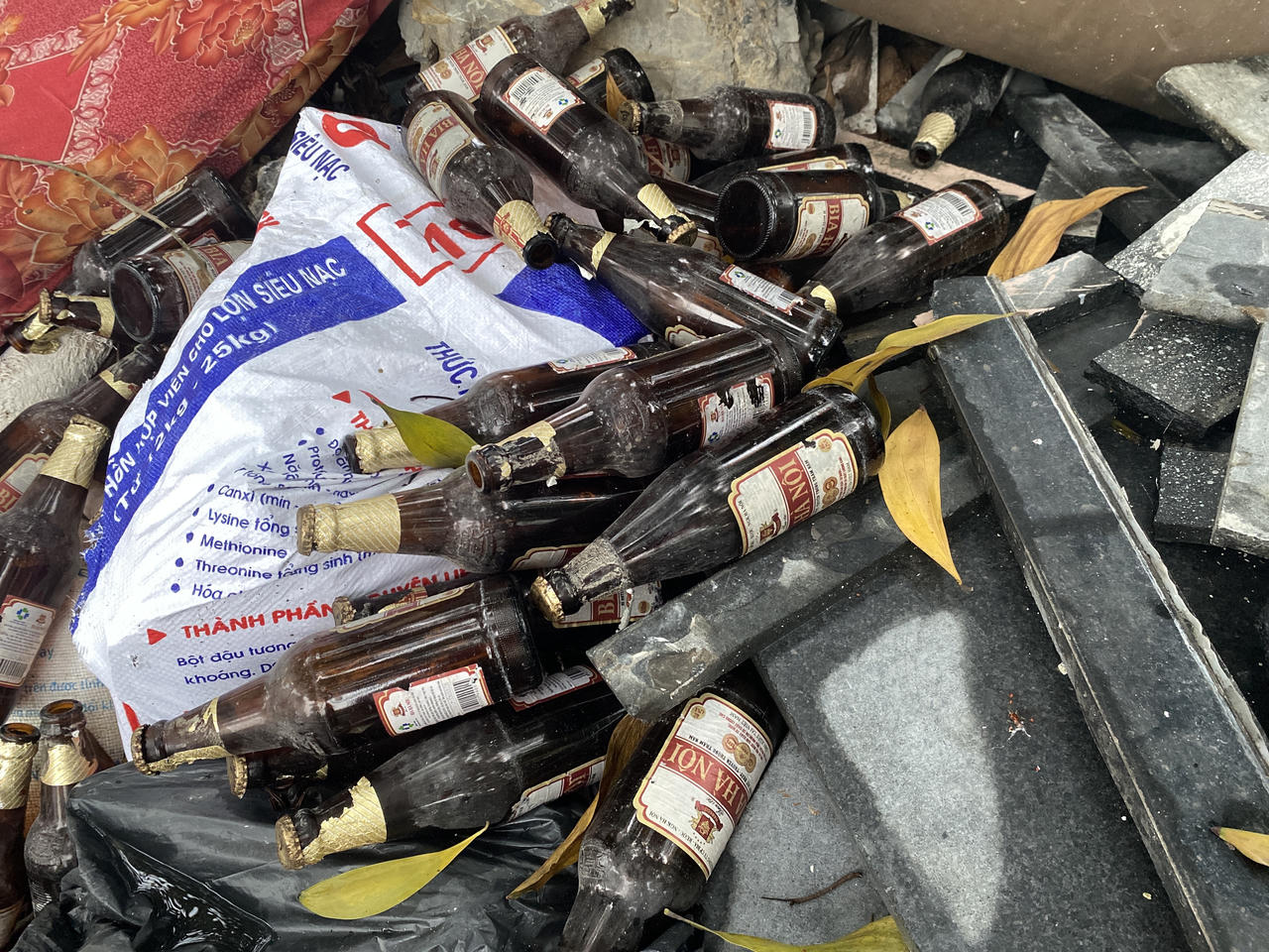 Rác thải 'ngập' vỉa hè đường Nguyễn Khuyến, quận Hà Đông (Hà Nội)