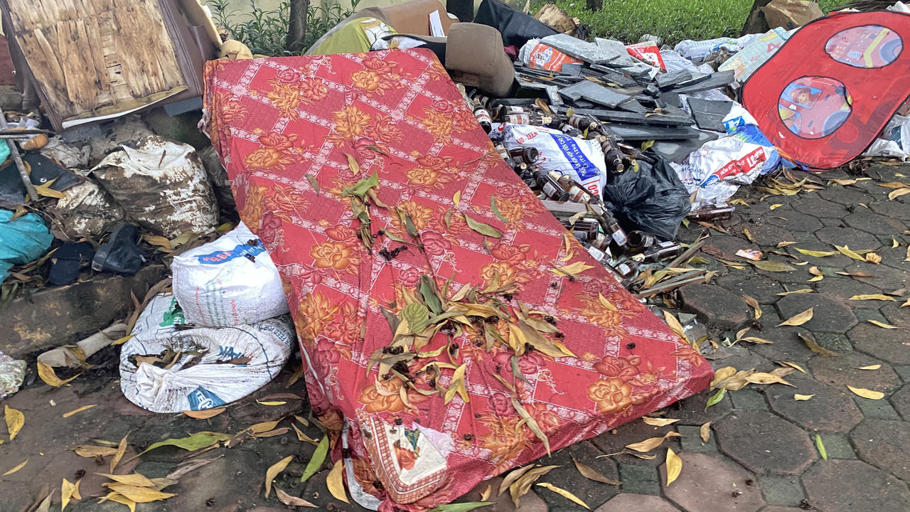 Rác thải 'ngập' vỉa hè đường Nguyễn Khuyến, quận Hà Đông (Hà Nội)