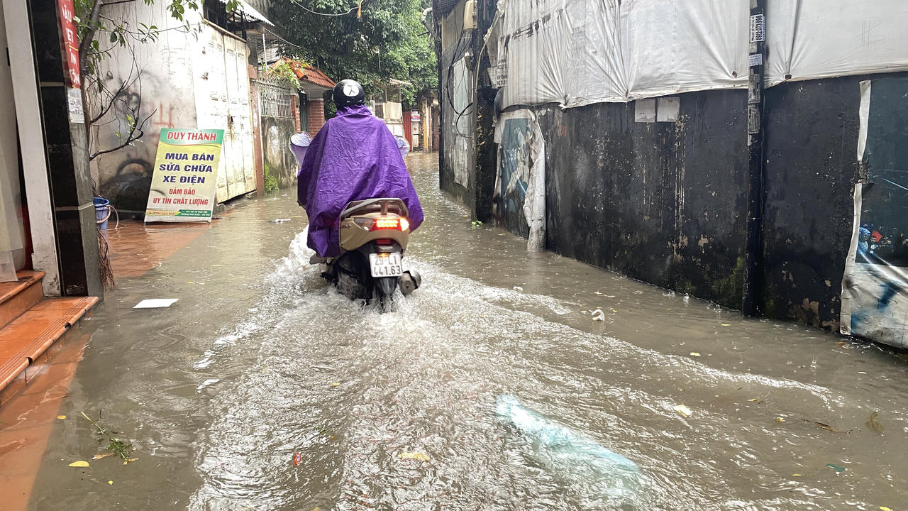Hà Nội nhiều nơi ngập sâu do mưa to xối xả