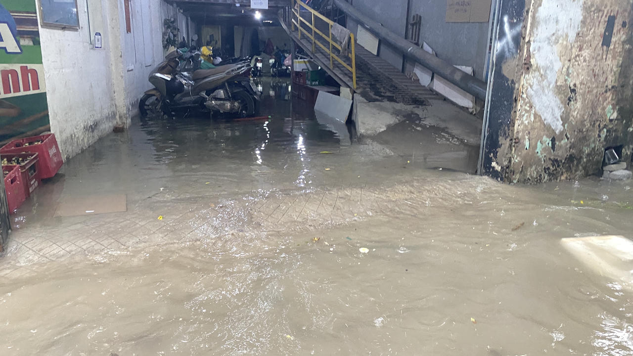 Hà Nội nhiều nơi ngập sâu do mưa to xối xả