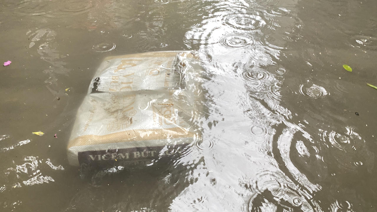 Hà Nội nhiều nơi ngập sâu do mưa to xối xả