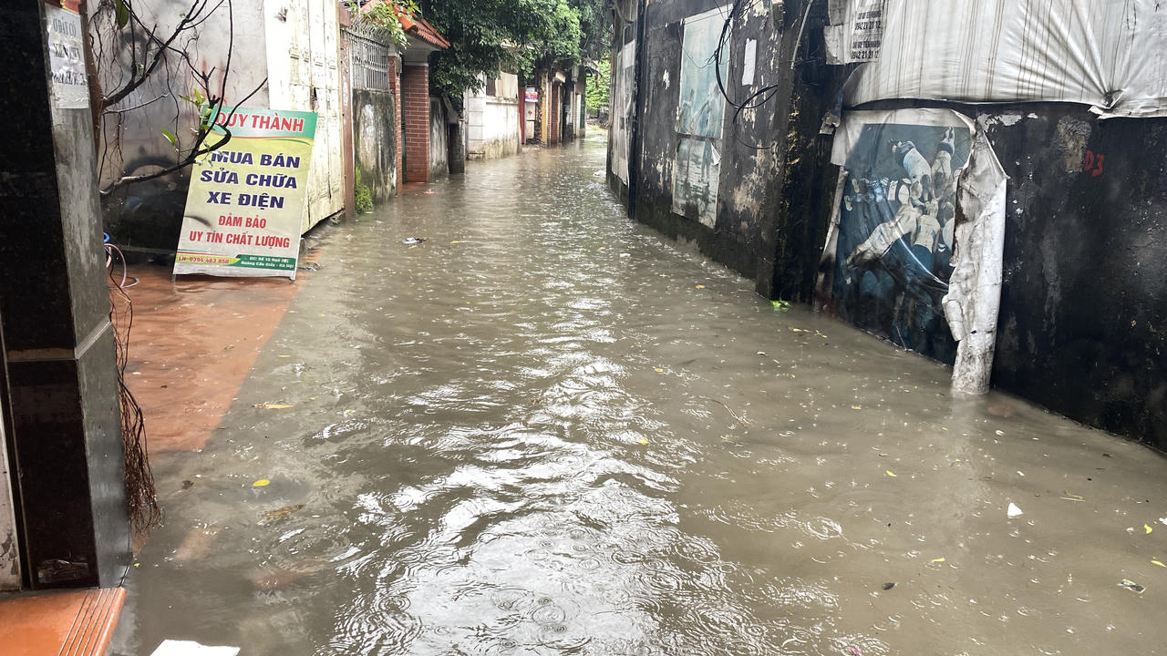 Hà Nội nhiều nơi ngập sâu do mưa to xối xả