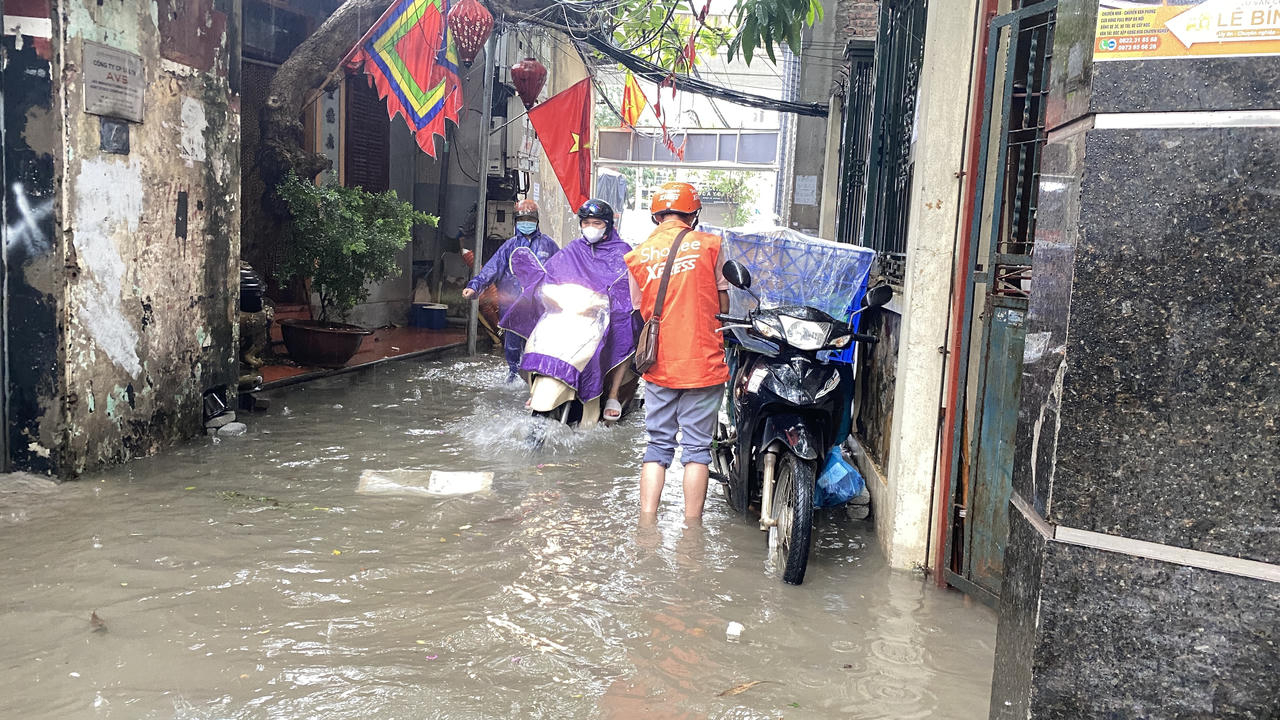 Hà Nội nhiều nơi ngập sâu do mưa to xối xả