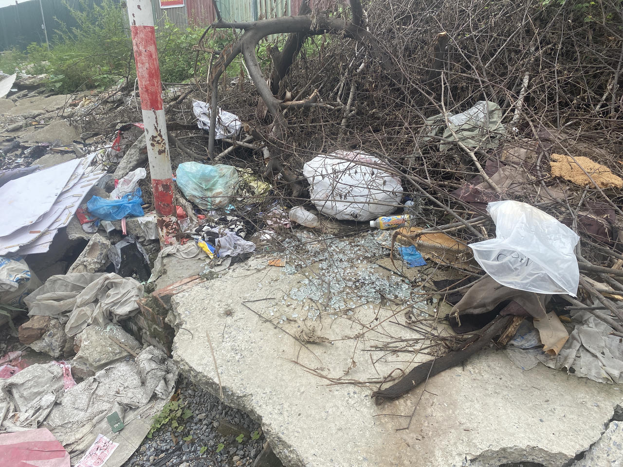 Vỉa hè đường Nguyễn Xiển - Đại lộ Chu Văn An (Hà Nội) đầy rác