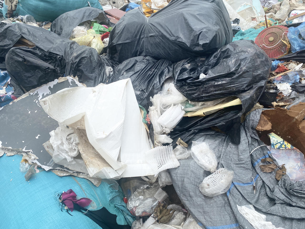 Vỉa hè đường Nguyễn Xiển - Đại lộ Chu Văn An (Hà Nội) đầy rác