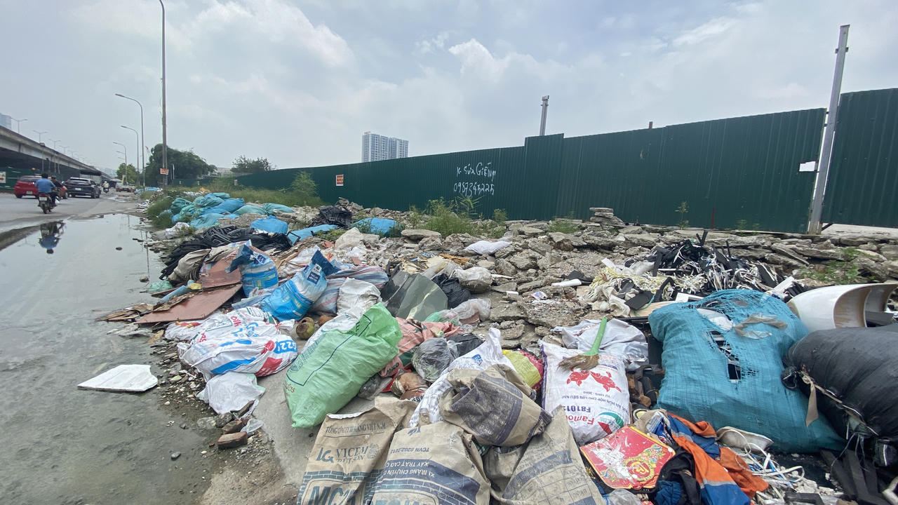 Vỉa hè đường Nguyễn Xiển - Đại lộ Chu Văn An (Hà Nội) đầy rác