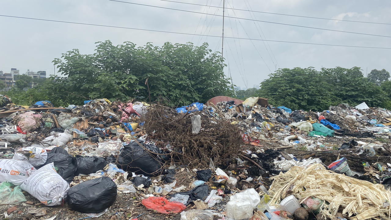 Vỉa hè đường Nguyễn Xiển - Đại lộ Chu Văn An (Hà Nội) đầy rác