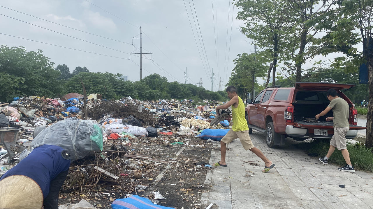 Vỉa hè đường Nguyễn Xiển - Đại lộ Chu Văn An (Hà Nội) đầy rác