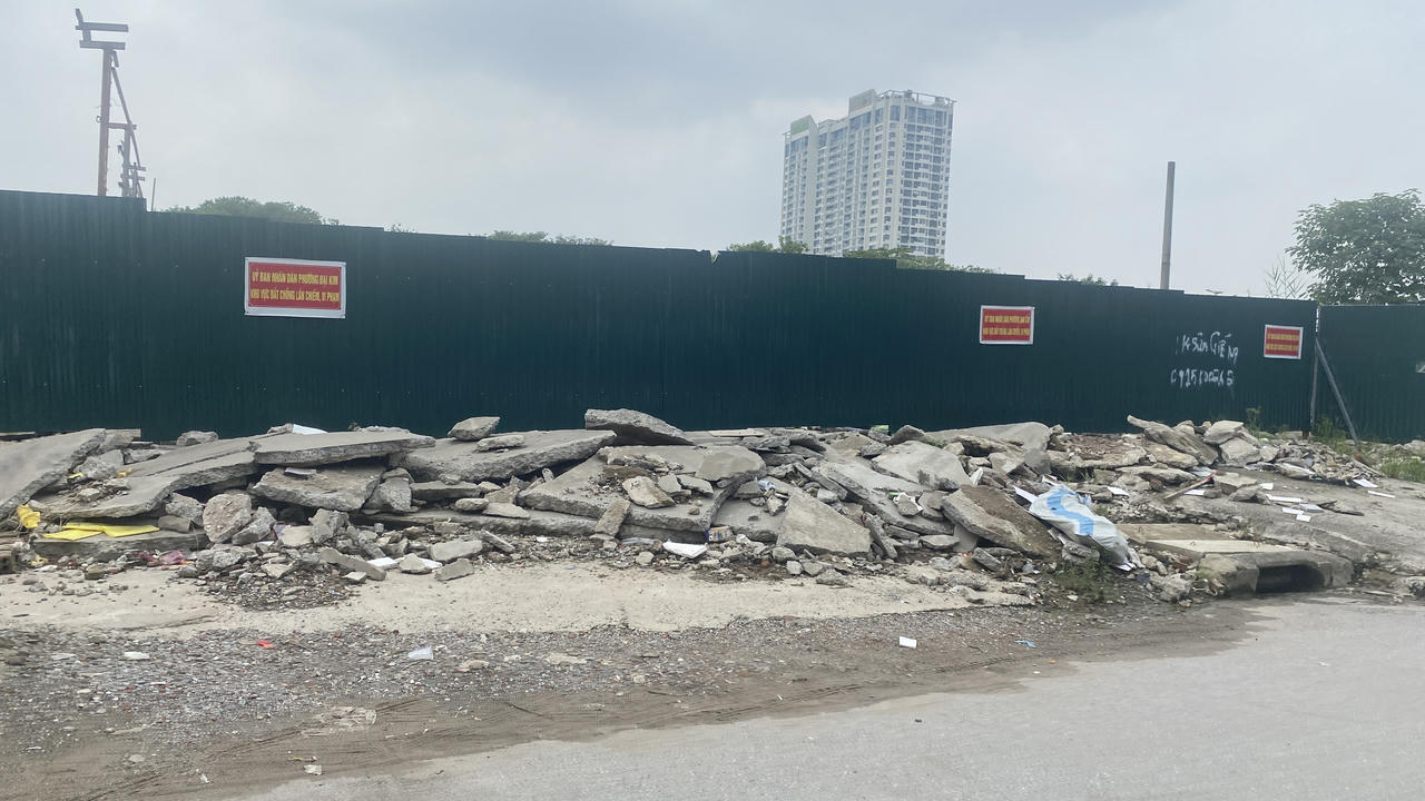 Vỉa hè đường Nguyễn Xiển - Đại lộ Chu Văn An (Hà Nội) đầy rác