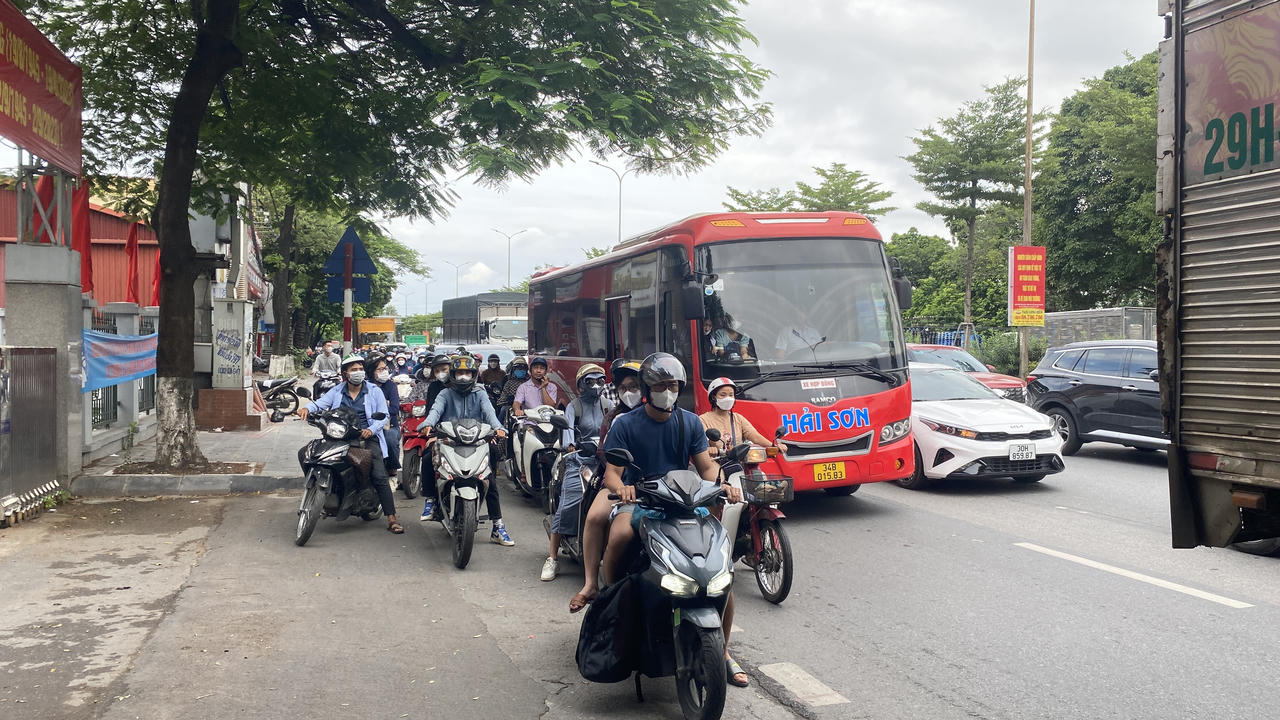 Người dân lỉnh kỉnh đồ đạc quay trở về Hà Nội sau kỳ nghỉ Lễ 