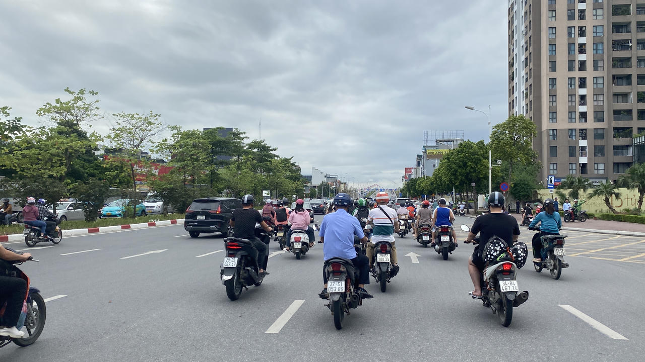 Người dân lỉnh kỉnh đồ đạc quay trở về Hà Nội sau kỳ nghỉ Lễ 