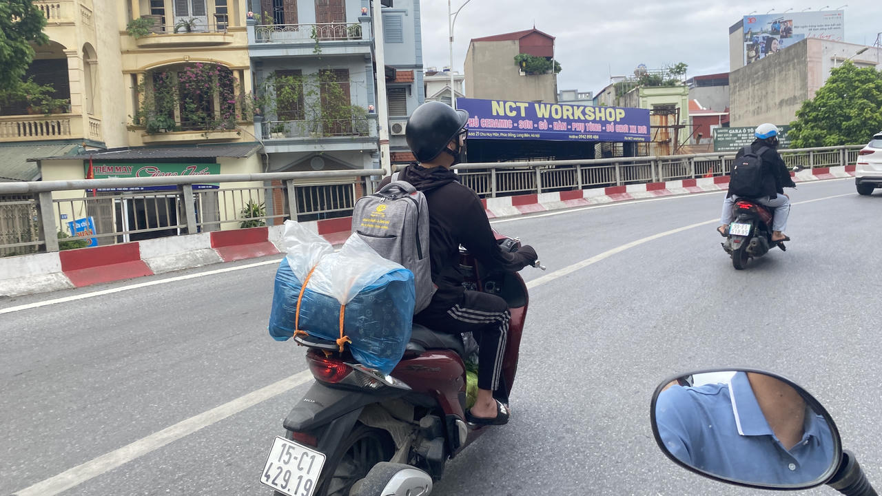 Người dân lỉnh kỉnh đồ đạc quay trở về Hà Nội sau kỳ nghỉ Lễ 