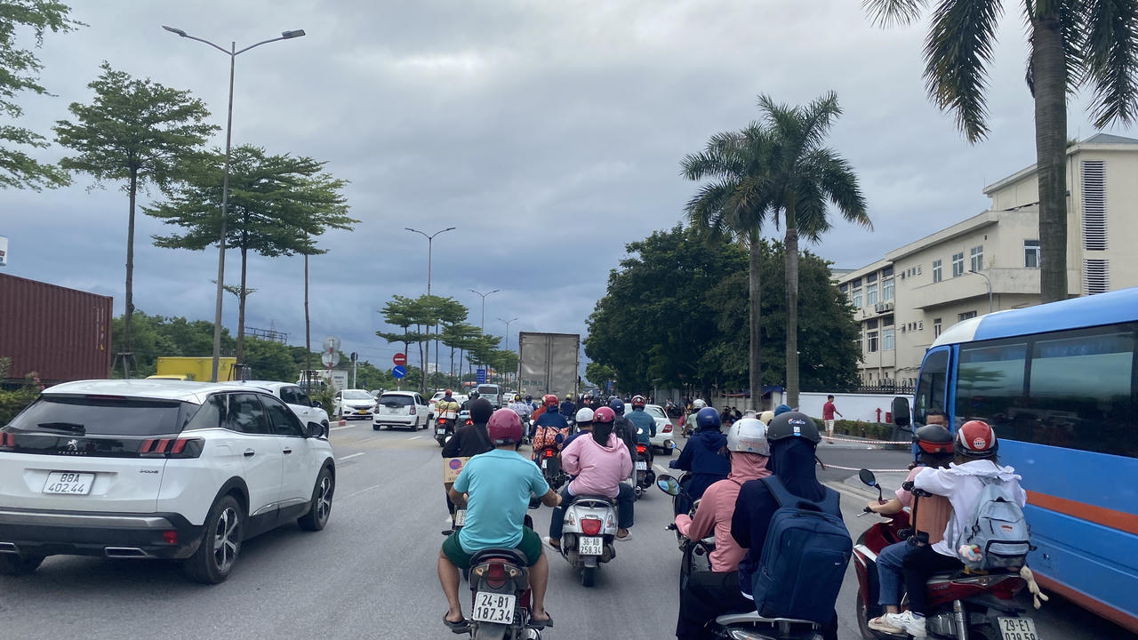 Người dân lỉnh kỉnh đồ đạc quay trở về Hà Nội sau kỳ nghỉ Lễ 