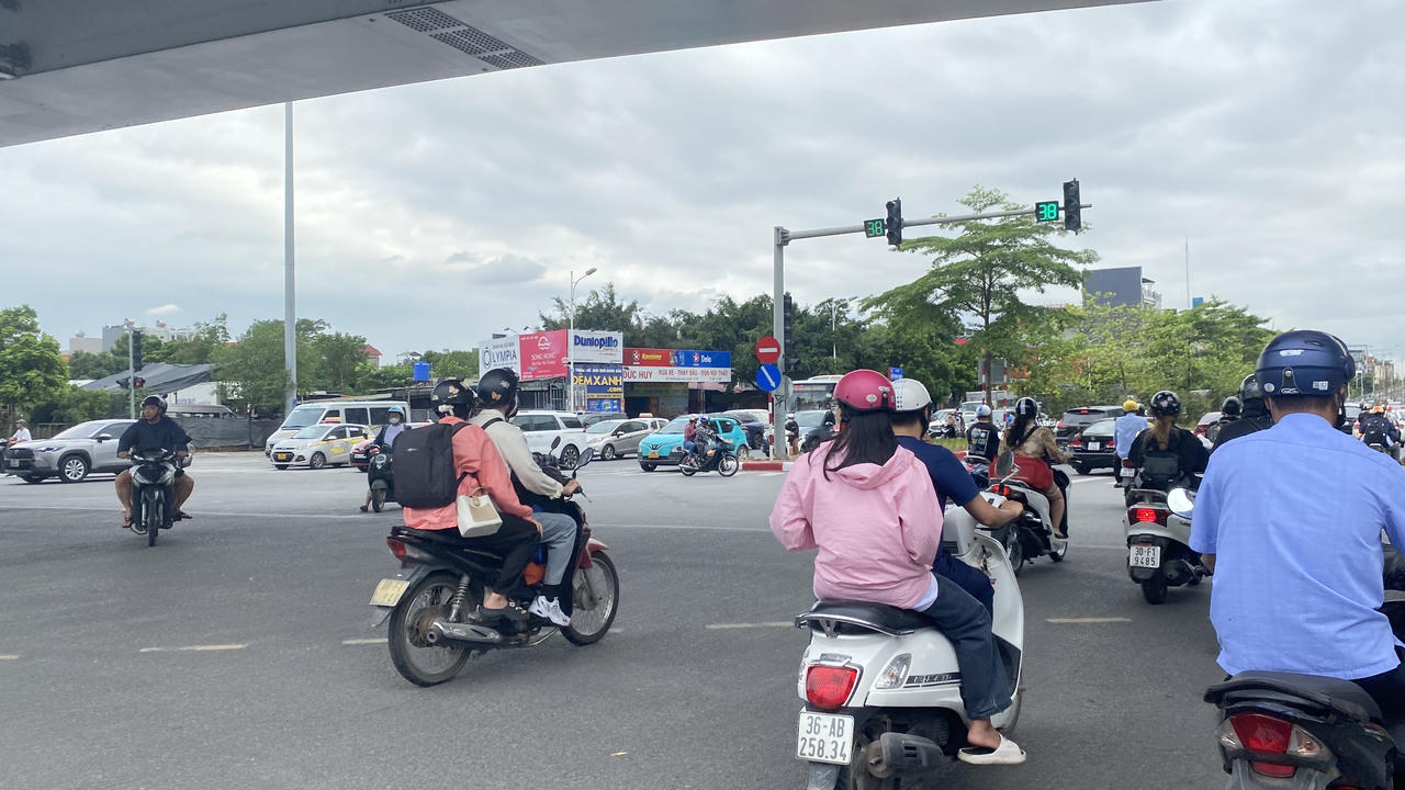 Người dân lỉnh kỉnh đồ đạc quay trở về Hà Nội sau kỳ nghỉ Lễ 