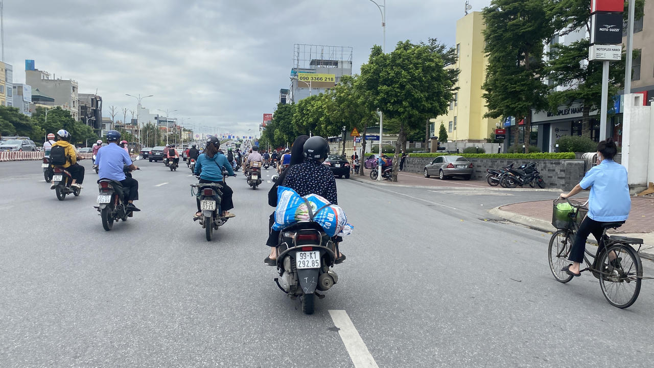 Người dân lỉnh kỉnh đồ đạc quay trở về Hà Nội sau kỳ nghỉ Lễ 