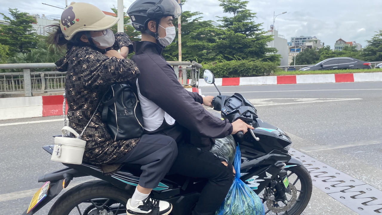 Người dân lỉnh kỉnh đồ đạc quay trở về Hà Nội sau kỳ nghỉ Lễ 