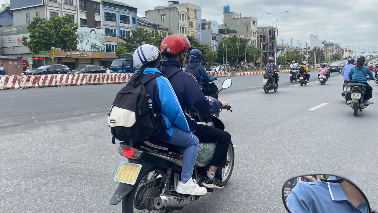 Người dân lỉnh kỉnh đồ đạc quay trở về Hà Nội sau kỳ nghỉ Lễ 