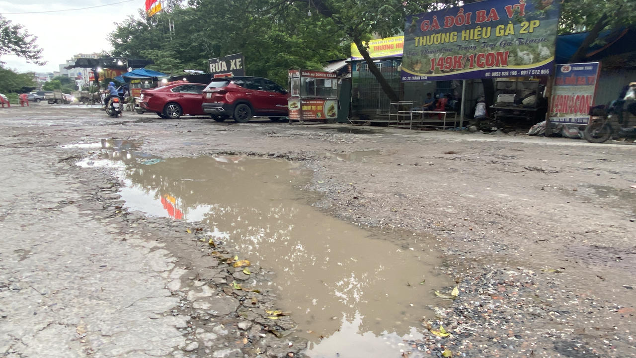 Con mương 'đặc' rác thải gần tuyến đường 'gập ghềnh' ở quận Cầu Giấy (Hà Nội)