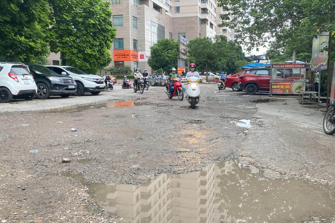 Con mương 'đặc' rác thải gần tuyến đường 'gập ghềnh' ở quận Cầu Giấy (Hà Nội)