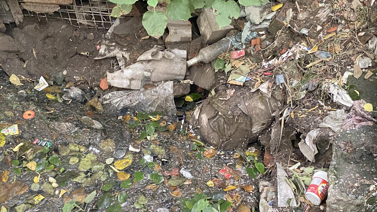 Con mương 'đặc' rác thải gần tuyến đường 'gập ghềnh' ở quận Cầu Giấy (Hà Nội)