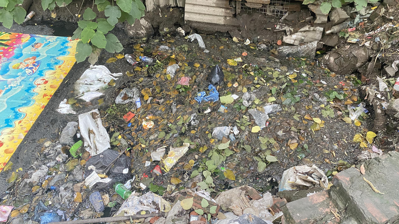 Con mương 'đặc' rác thải gần tuyến đường 'gập ghềnh' ở quận Cầu Giấy (Hà Nội)