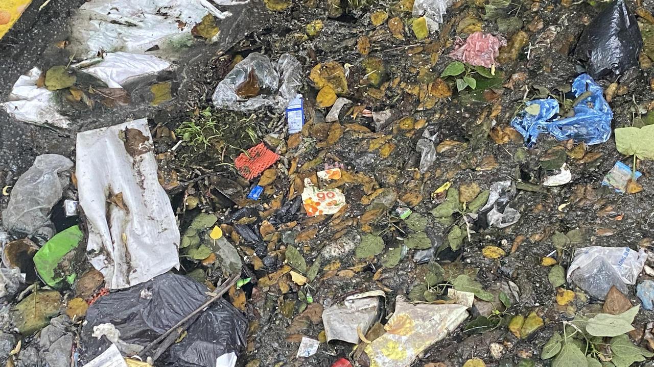 Con mương 'đặc' rác thải gần tuyến đường 'gập ghềnh' ở quận Cầu Giấy (Hà Nội)