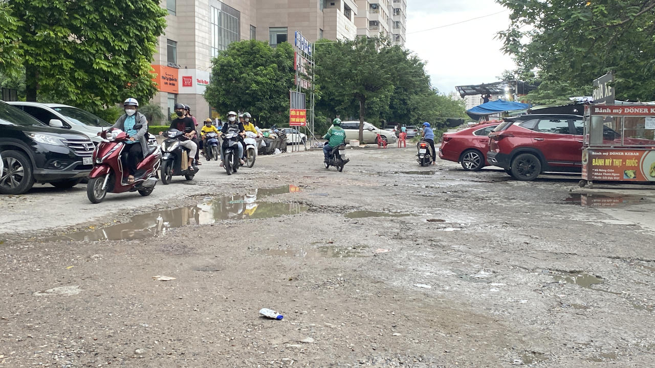 Con mương 'đặc' rác thải gần tuyến đường 'gập ghềnh' ở quận Cầu Giấy (Hà Nội)