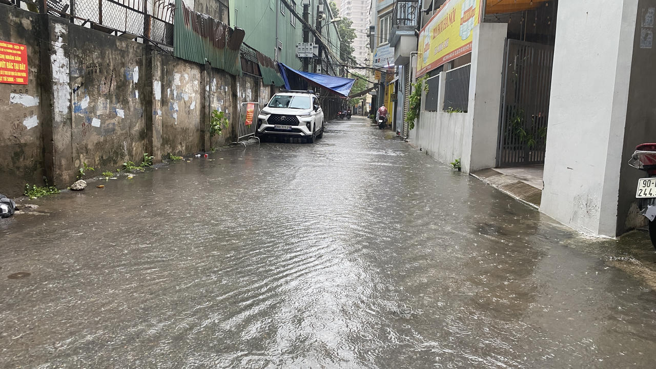 Hà Nội mưa như trút, nhiều đoạn phố 'chìm' trong nước