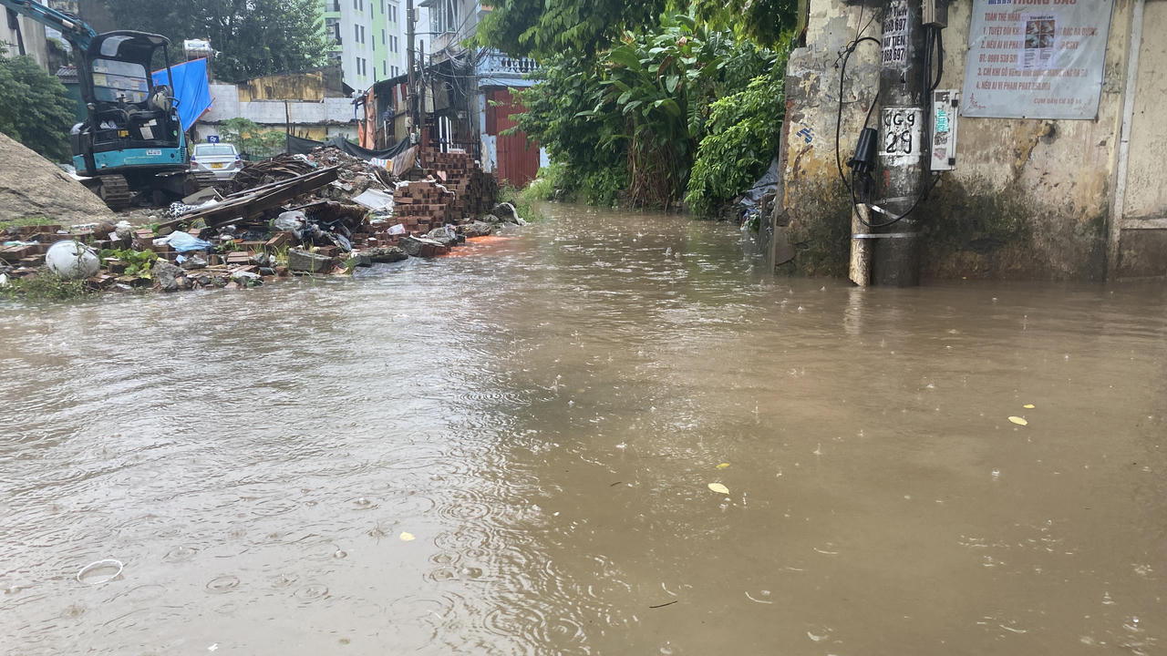 Hà Nội mưa như trút, nhiều đoạn phố 'chìm' trong nước