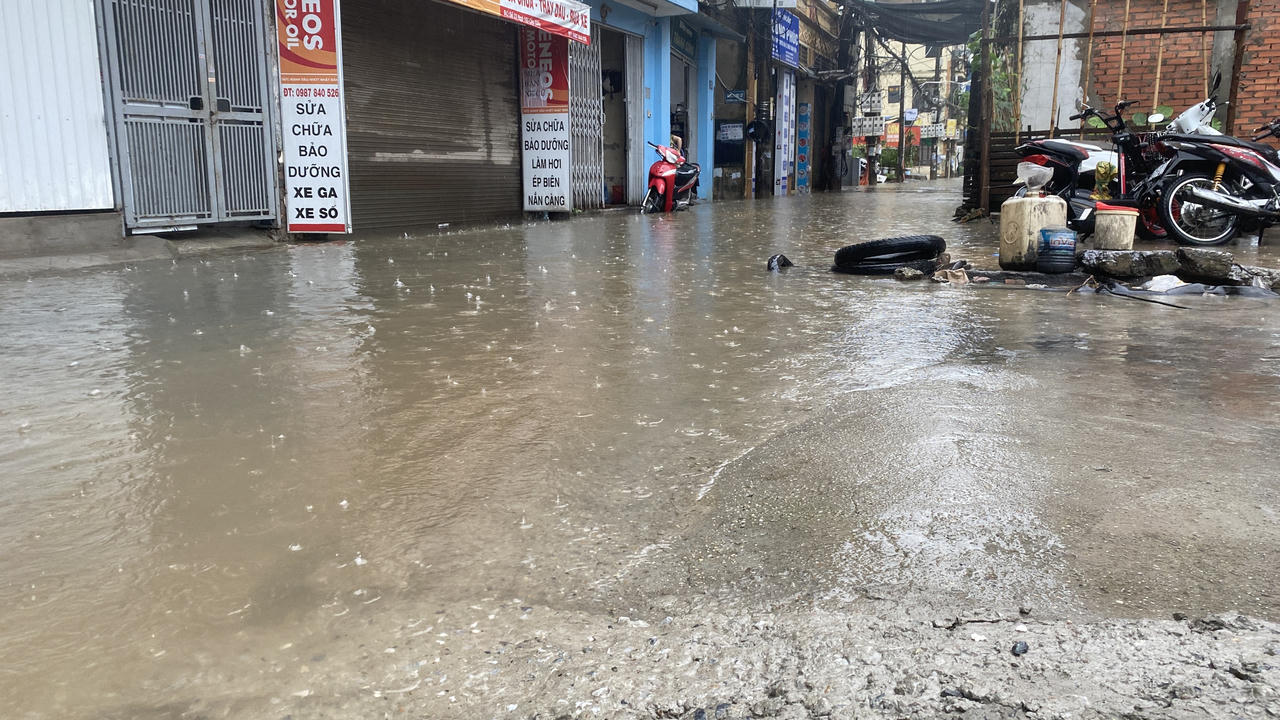 Hà Nội mưa như trút, nhiều đoạn phố 'chìm' trong nước